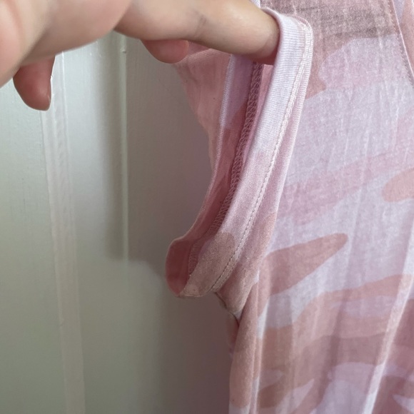 Small Lucky Brand Pink Camouflage V neck Top - Picture 4 of 6